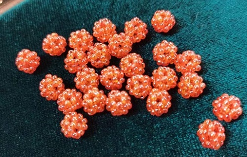 10月5日，手工活外發(fā)一手貨源，開(kāi)飾品加工廠(chǎng)，居家副業(yè)掙錢(qián)，手工之家的純手工實(shí)現(xiàn)大家靈活自由的就業(yè)創(chuàng)業(yè)夢(mèng)想，圖為飾品類(lèi)串珠純手工產(chǎn)品剪影