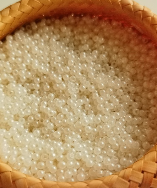 10月9日，手工活從哪里找廠家，想接正規(guī)廠家的手工項目，開飾品加工廠，手工之家的串珠純手工的優(yōu)缺點，圖為串珠手工材料珠子剪影