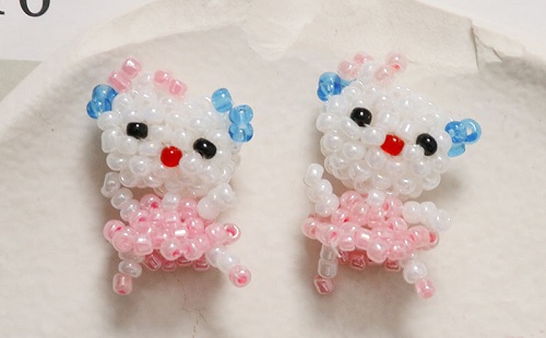 12月3日，外發(fā)手工活正規(guī)平臺，兼職手工在家可做，開飾品加工廠，在手工之家，來不來實(shí)地考察都一樣真實(shí)，圖為串珠米珠繡手工產(chǎn)品剪影