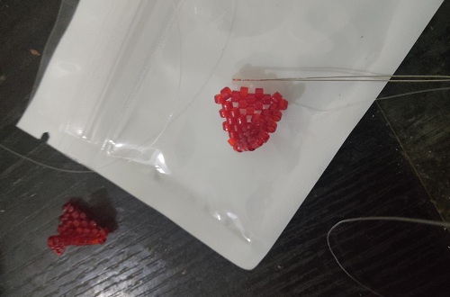 12月8日，外發(fā)加工接單平臺，靈活就業(yè)好手工項目，開飾品加工廠，在手工之家，產(chǎn)品和服務(wù)讓合作人員有底氣，圖為串珠米珠繡手工產(chǎn)品剪影