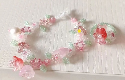 12月14日，手工活接單正規(guī)平臺，可靠的串珠手工，開飾品加工廠，在手工之家，貼心的服務就是個性化，圖為串珠米珠繡手工產(chǎn)品剪影