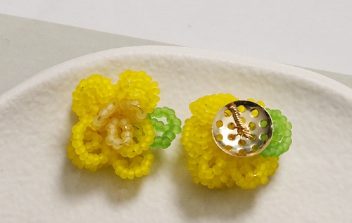 12月27日，外發(fā)手工活正規(guī)平臺，適合的串珠手工項目，開飾品加工廠，手工之家的創(chuàng)新成果大家共享，圖為飾品類串珠純手工產(chǎn)品剪影