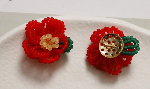 12月27日，外發(fā)手工活正規(guī)平臺，適合的串珠手工項目，開飾品加工廠，手工之家的創(chuàng)新成果大家共享，圖為飾品類串珠純手工產(chǎn)品剪影
