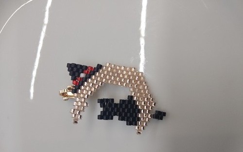 1月4日，手工活接單正規(guī)平臺，拿回家做的手工項目，開飾品加工廠，在手工之家，大家的收入合作越久越好，圖為飾品類串珠純手工產(chǎn)品剪影