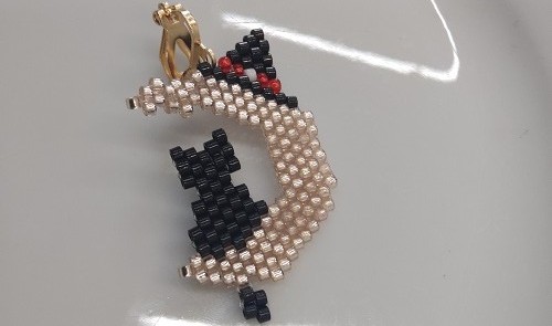 1月4日，手工活接單正規(guī)平臺，拿回家做的手工項目，開飾品加工廠，在手工之家，大家的收入合作越久越好，圖為飾品類串珠純手工產(chǎn)品剪影