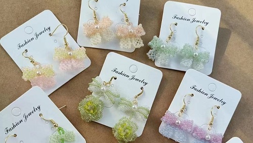 1月10日，手工活外發(fā)加工網(wǎng)，在家做串珠手工掙錢，開飾品加工廠，手工之家讓更多的人靈活掙錢增收，圖為飾品類串珠純手工產(chǎn)品剪影