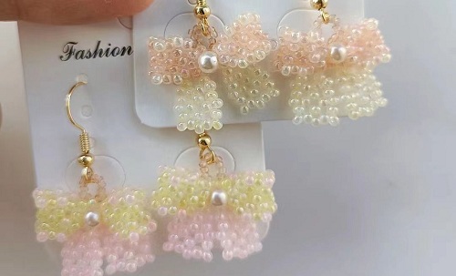 1月10日，手工活外發(fā)加工網(wǎng)，在家做串珠手工掙錢，開飾品加工廠，手工之家讓更多的人靈活掙錢增收，圖為飾品類串珠純手工產(chǎn)品剪影