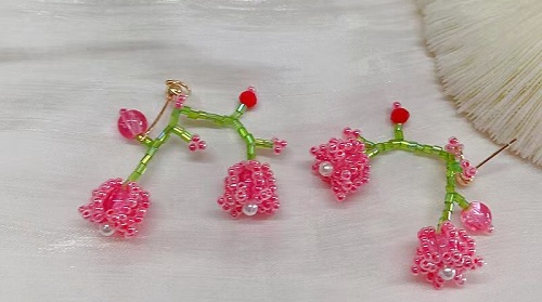 1月12日，手工活兼職招聘信息，在家做串珠手工項(xiàng)目掙錢，開飾品加工廠，手工之家的純手工好做，大家都喜歡，圖為飾品類串珠純手工產(chǎn)品剪影