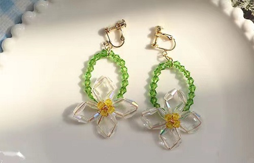 1月13日，外發(fā)加工接單平臺(tái)，開(kāi)飾品加工廠(chǎng)，正規(guī)廠(chǎng)家的手工，全面了解，放心合作，就在手工之家，圖為飾品類(lèi)串珠純手工產(chǎn)品剪影