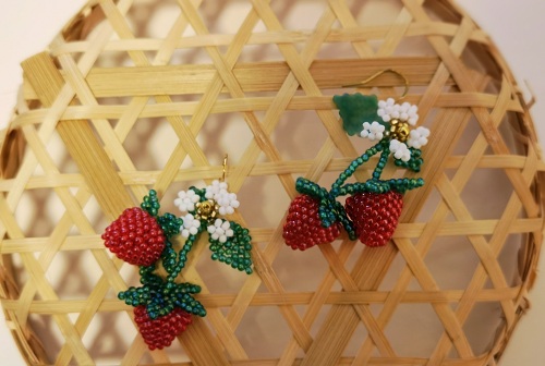 1月23日，手工活從哪里找廠家，想接正規(guī)廠家的手工項(xiàng)目，開(kāi)飾品加工廠，手工之家的串珠純手工，大家都能做，圖為飾品類串珠純手工產(chǎn)品剪影