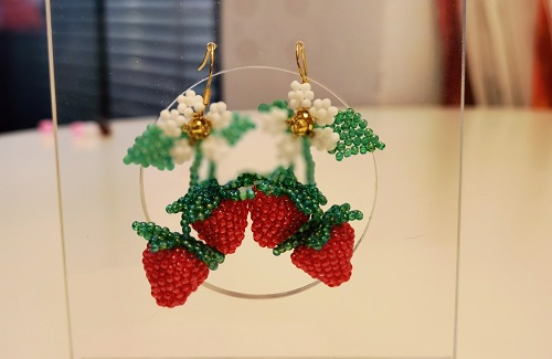 1月23日，手工活從哪里找廠家，想接正規(guī)廠家的手工項(xiàng)目，開(kāi)飾品加工廠，手工之家的串珠純手工，大家都能做，圖為飾品類串珠純手工產(chǎn)品剪影