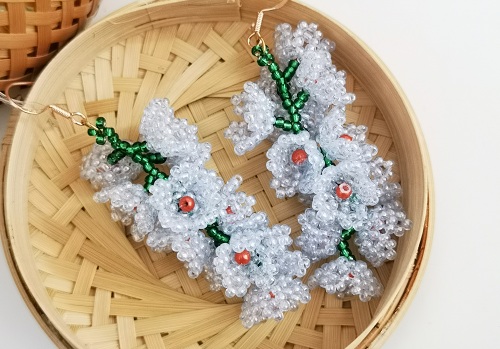 1月25日，在家能做的兼職正規(guī)，手工飾品加工廠掙錢，拿回家做的手工項目，手工之家是合作人員居家掙錢的依靠，圖為串珠米珠繡手工產(chǎn)品剪影