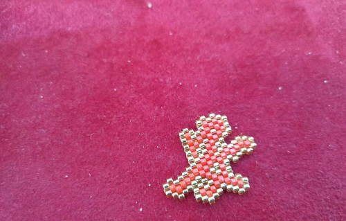 2月22日，兼職手工活外發(fā)加工在家可做，在家掙錢的好副業(yè)，開飾品加工廠，在手工之家，要掙錢就要行動起來，圖為串珠米珠繡手工產品剪影