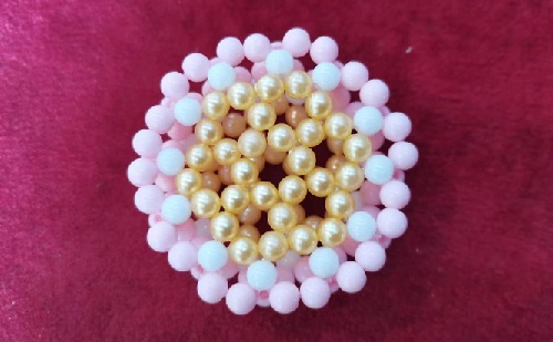 3月2日，手工活外發(fā)加工正規(guī)的廠家，開(kāi)飾品加工廠，靈活就業(yè)項(xiàng)目，手工之家是每一個(gè)合作人員的后盾，圖為串珠純手工產(chǎn)品剪影