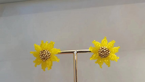 3月3日，兼職手工活外發(fā)加工在家可做，開飾品加工廠，靈活就業(yè)創(chuàng)業(yè)項目，在手工之家，多付出就有好收入，圖為串珠米珠繡手工產(chǎn)品剪影
