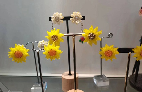 3月3日，兼職手工活外發(fā)加工在家可做，開飾品加工廠，靈活就業(yè)創(chuàng)業(yè)項目，在手工之家，多付出就有好收入，圖為串珠米珠繡手工產(chǎn)品剪影