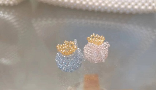 3月5日，手工活外發(fā)加工可靠嗎？在家做手工副業(yè)掙錢(qián)，開(kāi)飾品加工廠(chǎng)，與手工之家合作，純手工的收入讓人放心，圖為串珠米珠繡手工產(chǎn)品剪影