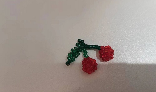 3月6日，在家能做的手工活兼職，正規(guī)可靠的手工副業(yè)，開飾品加工廠，選手工之家，合作共贏無障礙，圖為串珠米珠繡手工產(chǎn)品剪影
