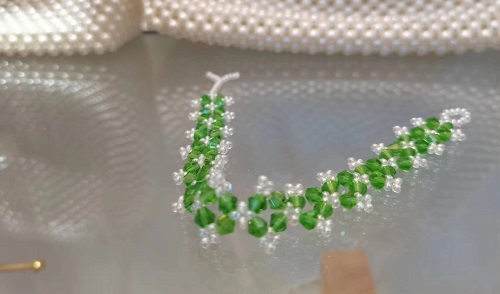3月9日，在家做兼職的正規(guī)平臺，開飾品加工廠，居家手工好副業(yè)，與手工之家合作好好做有好回報(bào)，圖為串珠米珠繡手工產(chǎn)品剪影