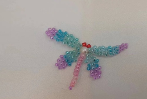 3月11日，正規(guī)手工活接單平臺，手工加工回收項目，開飾品加工廠，與手工之家合作，農(nóng)村城市各有優(yōu)勢，圖為串珠米珠繡手工產(chǎn)品剪影
