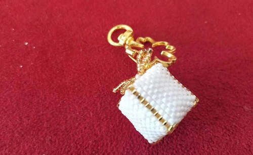 3月12日，手工活兼職可帶回家，手工靈活就業(yè)的好副業(yè)，開(kāi)飾品加工廠，在手工之家，產(chǎn)品一直是事業(yè)的重點(diǎn)，圖為串珠米珠繡手工產(chǎn)品剪影