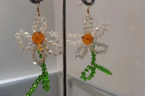3月14日，附近有沒(méi)有兼職手工活,開飾品加工廠，農(nóng)村手工加工副業(yè)靈活就業(yè)，服務(wù)和產(chǎn)品是手工之家事業(yè)發(fā)展的助推力，圖為串珠米珠繡手工產(chǎn)品剪影