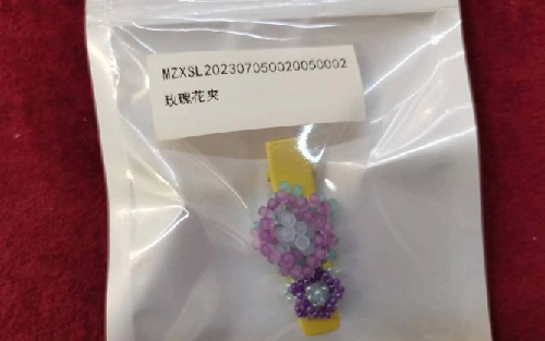 3月15日，手工兼職在家做是真的嗎？開飾品加工廠，正規(guī)手工活外發(fā)加工網(wǎng)副業(yè)，做好這兩點，在手工之家能有更好的收入，圖為串珠米珠繡手工產(chǎn)品剪影