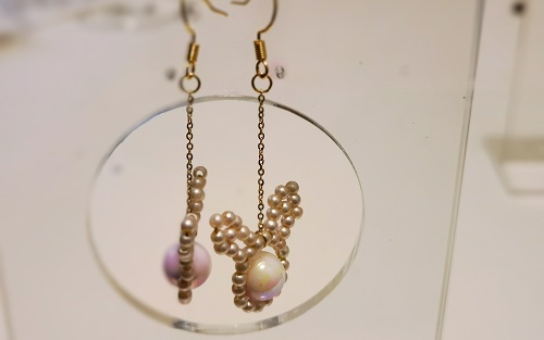 3月30日，在家兼職手工活，靈活就業(yè)創(chuàng)業(yè)手工副業(yè)，開飾品加工廠，在手工之家，良好的合作來源大家的了解，圖為串珠米珠繡手工產(chǎn)品剪影