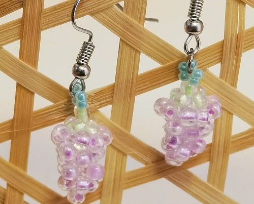 3月30日，在家兼職手工活，靈活就業(yè)創(chuàng)業(yè)手工副業(yè)，開飾品加工廠，在手工之家，良好的合作來源大家的了解，圖為串珠米珠繡手工產(chǎn)品剪影