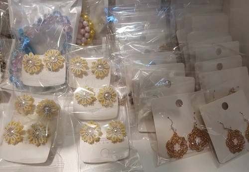 3月31日，附近有沒(méi)有兼職手工活，在家做的手工副業(yè)，開(kāi)飾品加工廠，在手工之家，純手工項(xiàng)目很好做，圖為飾品類串珠手工產(chǎn)品剪影
