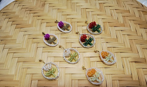 4月1日，外發(fā)加工接單平臺(tái)，靈活就業(yè)好手工項(xiàng)目，開飾品加工廠，在手工之家，怎么合作，大家說了算，圖為串珠米珠繡手工產(chǎn)品剪影
