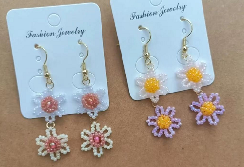 4月6日，手工活接單正規(guī)平臺，可靠的串珠手工，開飾品加工廠，在手工之家，時(shí)間越長、合作越穩(wěn)、收入越好，圖為串珠米珠繡手工產(chǎn)品剪影