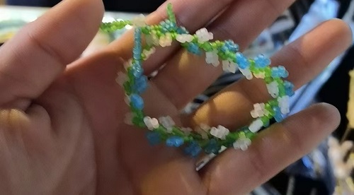 4月7日，在家可以做的兼職工作，拿回家做的手工項目，開飾品加工廠，在手工之家，產(chǎn)品選的好、收入會更好，圖為串珠米珠繡手工產(chǎn)品剪影