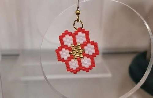 4月10日，手工活拿回家做在哪里找，居家就業(yè)好副業(yè)，在手工之家，純手工事業(yè)這樣合作，圖為串珠米珠繡手工產(chǎn)品剪影