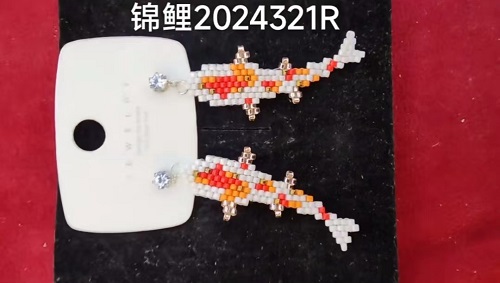 4月15日，家里干的手工活兼職，純手工加工項目，開飾品加工廠，在手工之家，做兩種業(yè)務(wù)收入更好，圖為飾品類串珠純手工產(chǎn)品剪影
