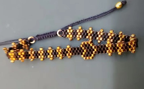 4月16日，外發(fā)手工領(lǐng)回家做，靈活就業(yè)手工項(xiàng)目，在家做手工掙錢(qián)，開(kāi)飾品加工廠，與手工之家合作，產(chǎn)品讓大家的收入有保障，圖為飾品類(lèi)串珠純手工產(chǎn)品剪影