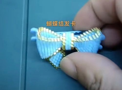 4月17日，手工活外發(fā)加工正規(guī)廠家，純手工加工串珠，開(kāi)飾品加工廠，與手工之家合作，就是放心，圖為飾品類(lèi)串珠純手工產(chǎn)品剪影