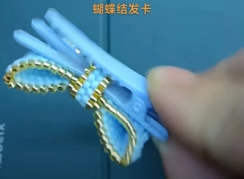 4月17日，手工活外發(fā)加工正規(guī)廠家，純手工加工串珠，開(kāi)飾品加工廠，與手工之家合作，就是放心，圖為飾品類(lèi)串珠純手工產(chǎn)品剪影