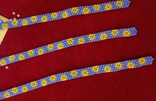 4月18日，寶媽手工活兼職，正規(guī)手工接單平臺(tái)，開(kāi)飾品加工廠，在手工之家，平等成就雙方，圖為飾品類串珠純手工產(chǎn)品剪影