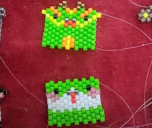 4月19日，在家做的手工活正規(guī)平臺，拿回家做的手工項目，開飾品加工廠，在手工之家，有大家都能做的純手工，圖為飾品類串珠純手工產(chǎn)品剪影