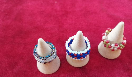 4月30日，手工活從哪里找廠家，可靠的串珠手工項目，靈活就業(yè)好手工，在手工之家，產(chǎn)品始終是發(fā)展的重點之一，圖為飾品類串珠純手工產(chǎn)品剪影
