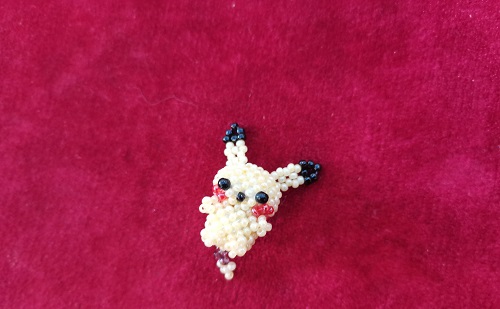 5月6日，外發(fā)加工接單平臺(tái)，靈活就業(yè)手工飾品廠(chǎng)項(xiàng)目，與手工之家合作，開(kāi)手工加工廠(chǎng)有什么優(yōu)勢(shì)？圖為串珠米珠繡純手工產(chǎn)品剪影