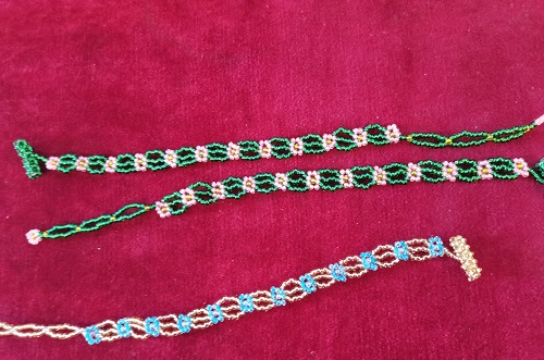 5月10日，農(nóng)村手工活加工項目去哪里找，拿回家做的手工項目，開手工加工廠，選擇手工之家因為對這里滿意，圖為飾品類串珠純手工產(chǎn)品剪影