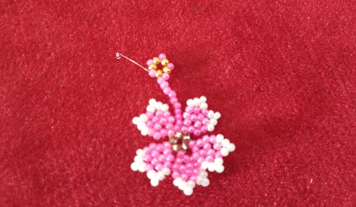 5月22日，手工活接單平臺，靈活就業(yè)的手工，開串珠加工廠，與手工之家合作，專心專注出成績，圖為串珠米珠繡純手工產(chǎn)品剪影