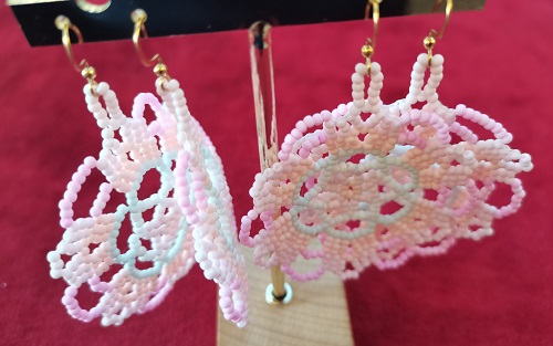 5月26日，手工活外發(fā)加工正規(guī)的廠家，開手工加工廠，靈活就業(yè)創(chuàng)業(yè)，與手工之家合作，自由靈活把錢掙，圖為串珠米珠繡純手工產(chǎn)品剪影