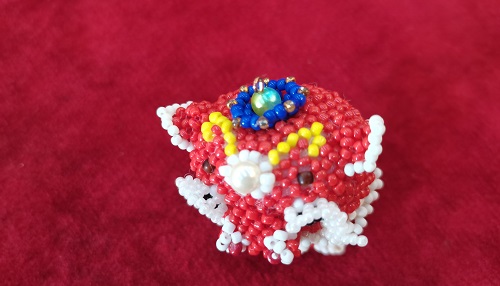 5月28日，手工活外發(fā)一手貨源，開(kāi)飾品手工加工廠，在家兼職手工活掙錢(qián)，與手工之家合作，可信可靠，圖為串珠米珠繡純手工產(chǎn)品剪影