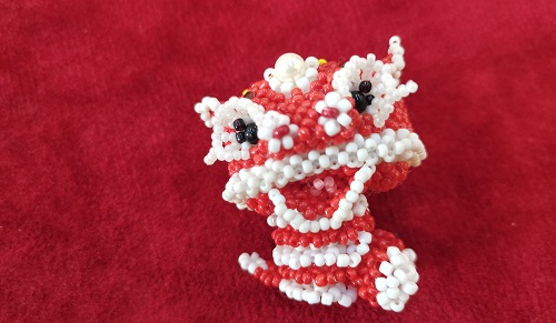 5月28日，手工活外發(fā)一手貨源，開(kāi)飾品手工加工廠，在家兼職手工活掙錢(qián)，與手工之家合作，可信可靠，圖為串珠米珠繡純手工產(chǎn)品剪影