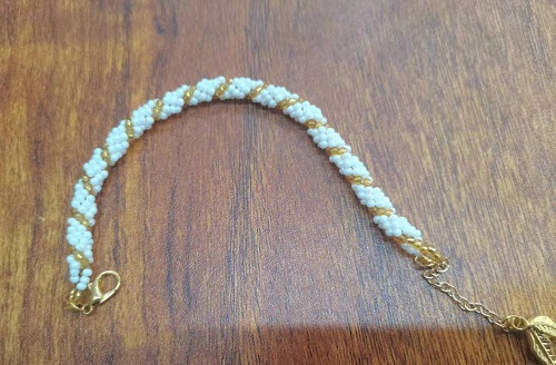 6月12日，手工活兼職可帶回家，開飾品加工廠，居家靈活就業(yè)創(chuàng)業(yè)好選擇，在手工之家，純手工有特點、能掙錢，圖為串珠米珠繡手工產(chǎn)品剪影