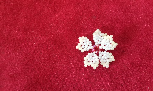 7月4日，在家里就能賺錢的工作，開手工加工廠，居家手工靈活就業(yè)創(chuàng)業(yè)，手工之家的創(chuàng)新讓產(chǎn)品更有市場，圖為串珠米珠繡純手工產(chǎn)品剪影