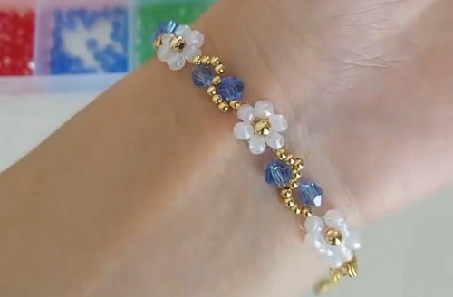 7月7日，手工活外發(fā)加工正規(guī)廠家直接發(fā)貨，手工靈活就業(yè)好選擇，開手工加工廠，手工之家始終重視外發(fā)加工，圖為飾品類串珠手工產(chǎn)品剪影